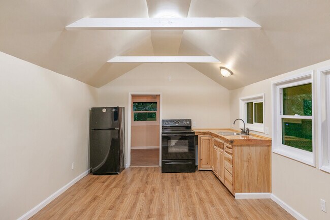 Building Photo - 23083 Hemlock Ln