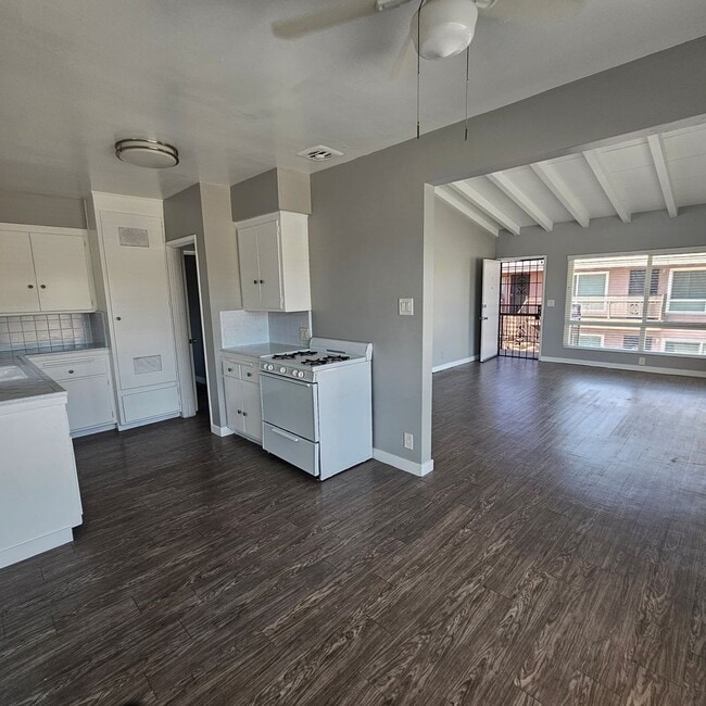 Building Photo - Beautiful Spacious 1 Bed/1 Bath Apartment ...