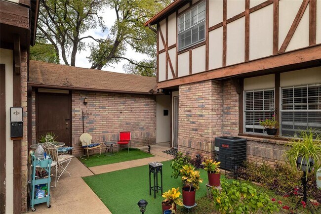 Foto del edificio - 7406 Shadow Hill Dr