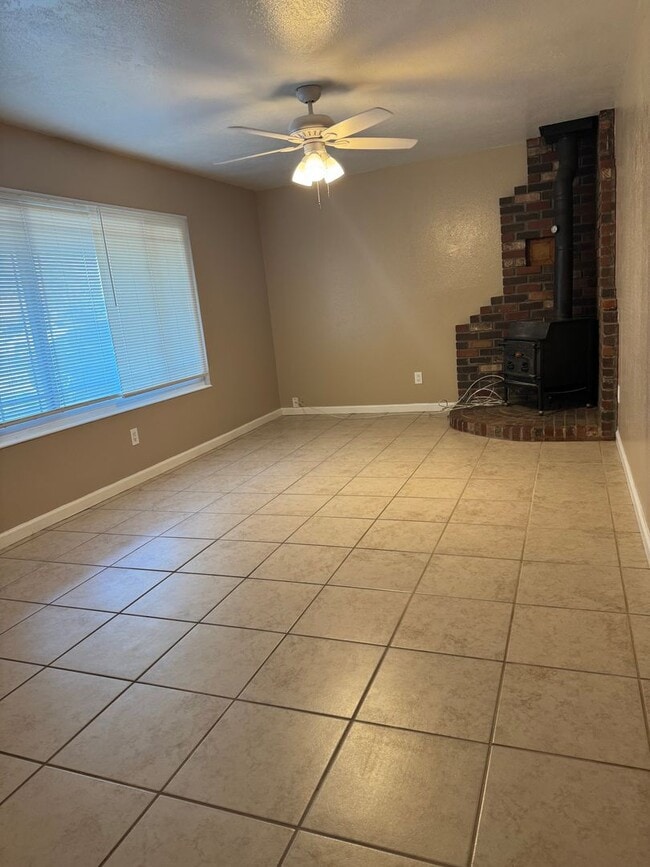 Building Photo - Great home in an established neighborhood