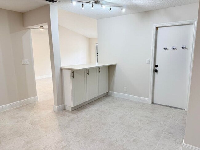 Building Photo - 1065 Mulberry Pl