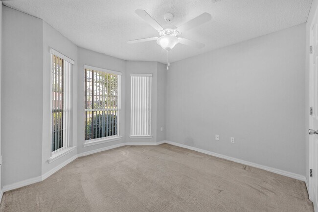 Foto del edificio - Available Now Right Outside the Back Gate ...
