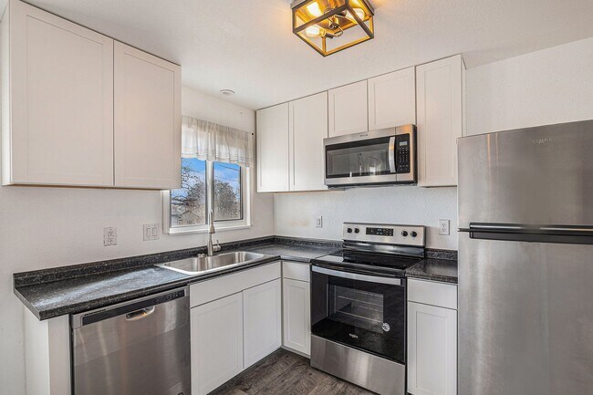 Foto del edificio - Updated bi-level in Pueblo, Belmont area