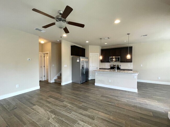 Foto del edificio - 464 High Tech Dr