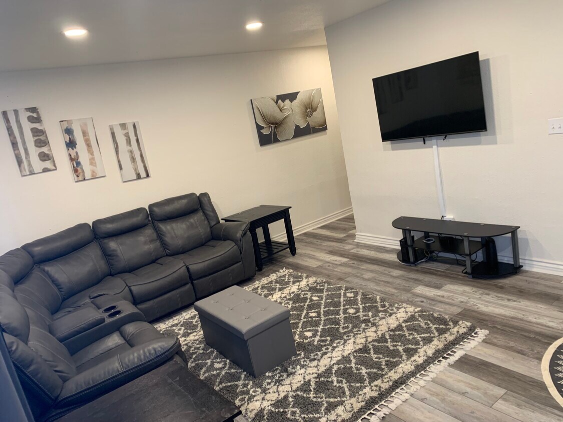 Foto principal - 8318 Kansas Ave