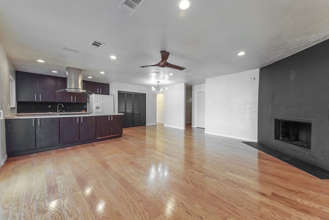 Foto del edificio - 719 Wandering Way Dr