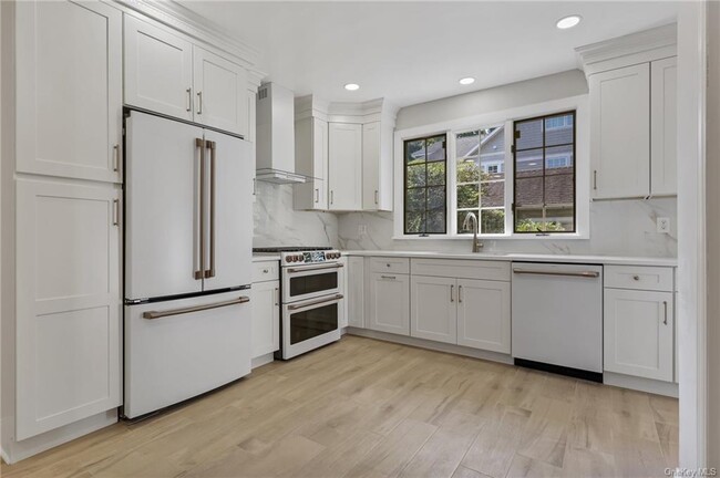 Building Photo - 220 Boulevard