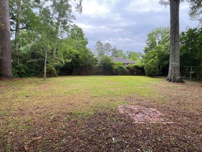 Building Photo - **ON HOLD**3 Bedroom / 1 Bathroom Home for...