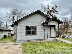 Building Photo - 716 E 9th St