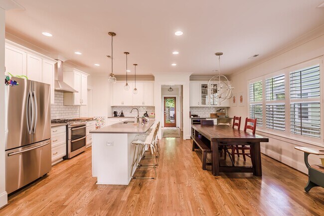 Foto del edificio - APPLICATION PENDING! Available 9/22/25! Go...