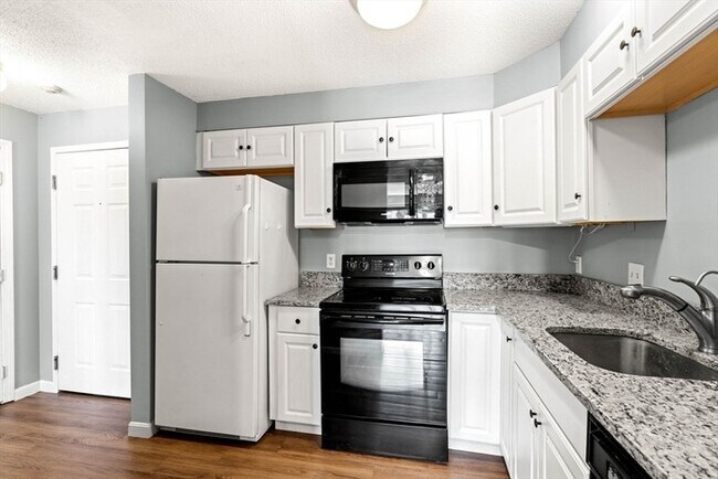 Foto del edificio - Updated 1BR Condo with Balcony, Garage Parking & Storage Near Commuter Rail