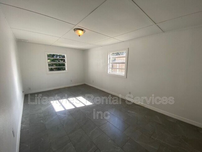 Building Photo - 10897 Regency Dr