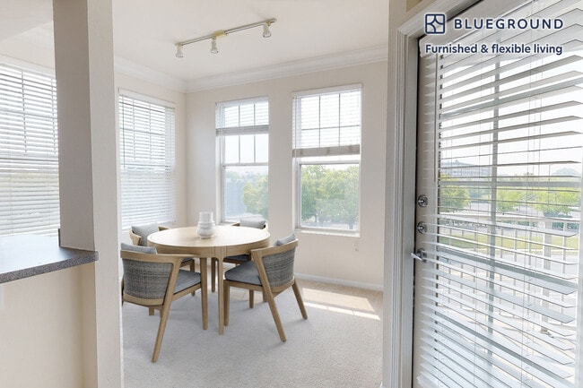 Foto del edificio - 1299 Corporate Dr