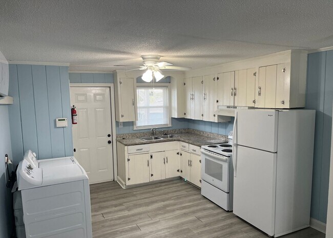 Foto del edificio - ONE MONTH FREE with an eighteen-month lease. Two Blocks to the Beach - Two-Bedroom Condo! Availab...
