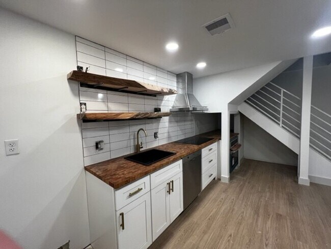 Foto del edificio - BRAND NEW town home in the center of it all