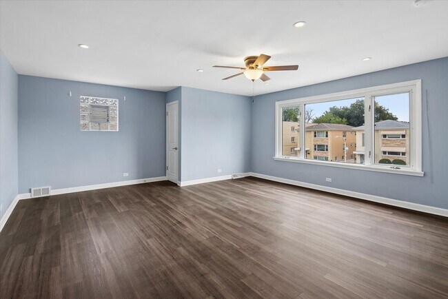 Building Photo - 6122 W Leland Ave
