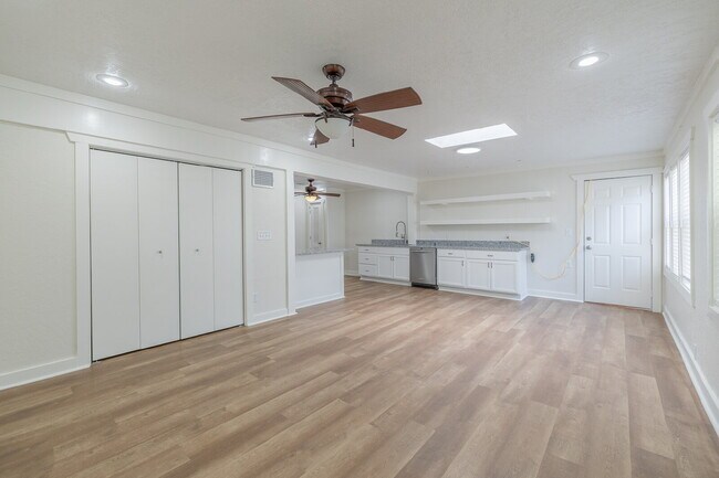 Building Photo - Beautiful Tech Terrace Home! Full of Chara...