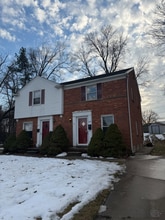 Building Photo - 400 Parkview Dr