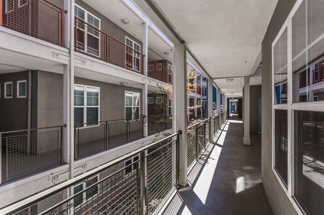 Foto del edificio - EPIC REA:  2BR/2B Beautiful Condo w/ 2 Parking Spaces in the Heart of Emeryville
