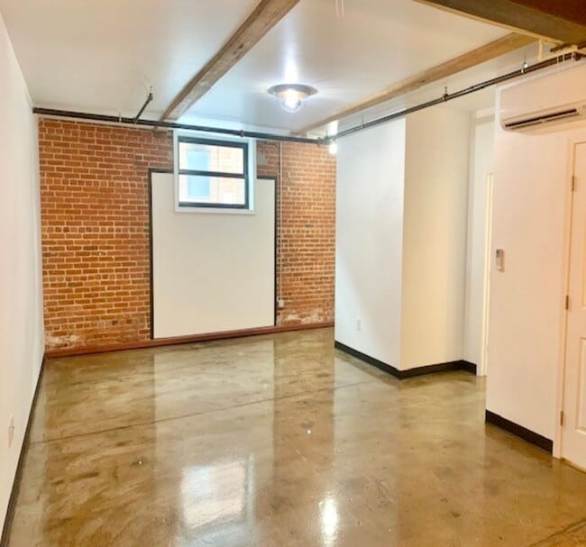 Building Photo - 548 Roosevelt Ave