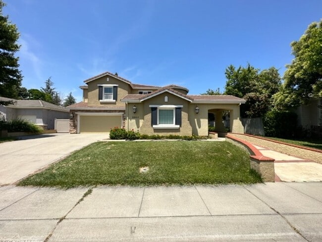 Building Photo - Luxury home with 5 bedrooms/3.5 bathrooms ...