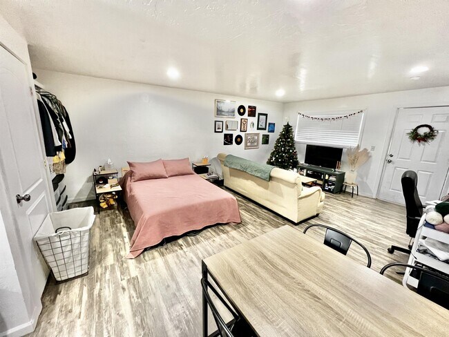 Building Photo - 331 N 400 E