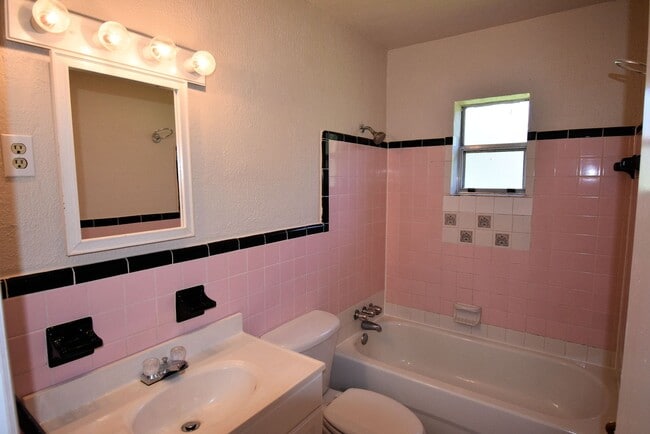 Foto del edificio - Newer flooring  3/1 off Palm Beach Blvd