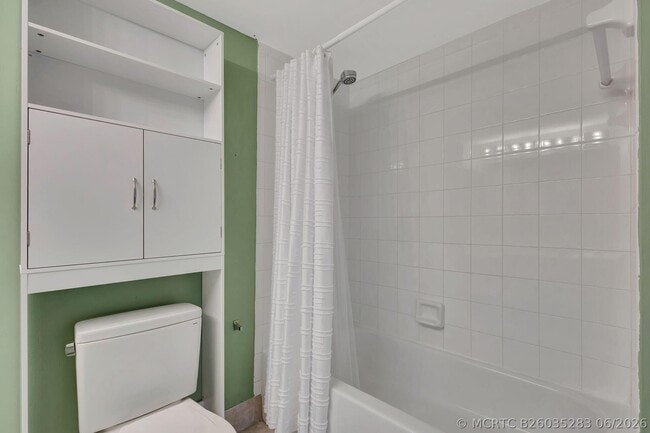 Building Photo - 609 Crestwood Ct N