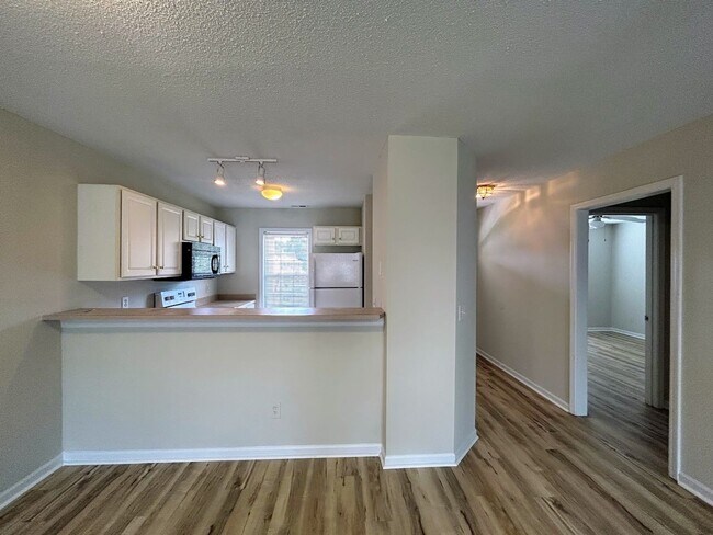 Foto del edificio - 2BR Condo in Holton Place – Pool, Porch, a...