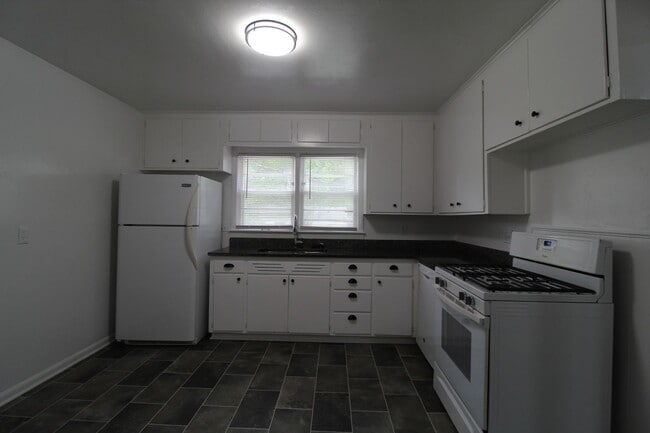Building Photo - 3 Bedroom 1 Bath House In Mission Kansas