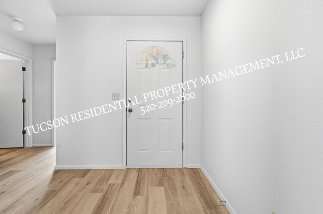 Building Photo - 701 W Oakley Pl