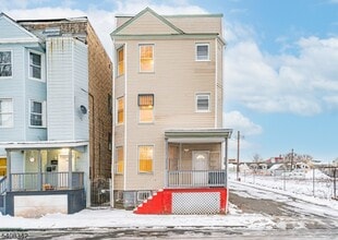 Building Photo - 528 S 13th St