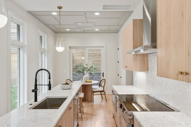 Building Photo - Stunning End Unit Townhome in Salemtown