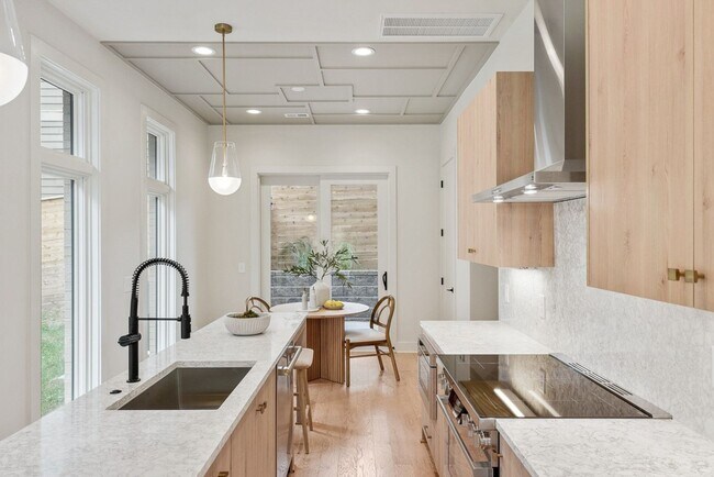 Foto del edificio - Stunning End Unit Townhome in Salemtown