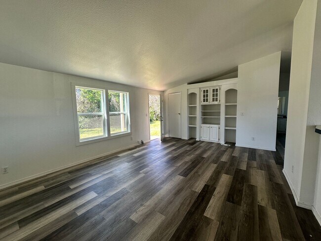 Foto del edificio - 4655 NE Elliott Cir