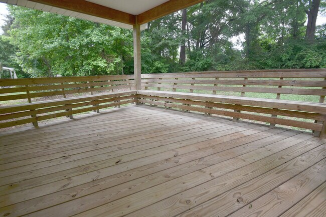 Foto del edificio - Ranch with fence, 2 car garage- Huntersville
