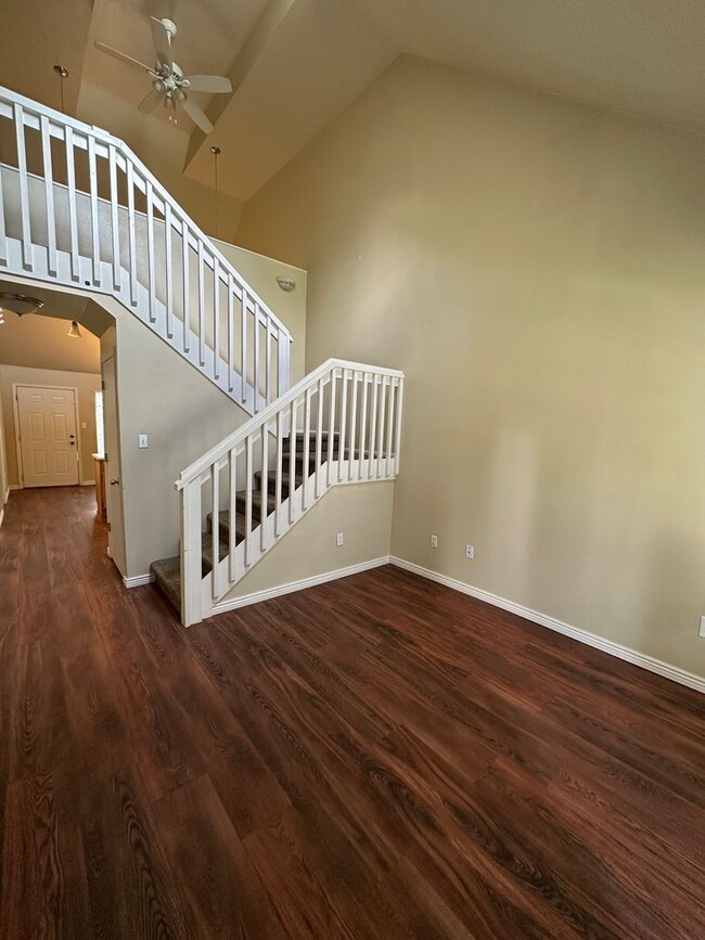 Building Photo - 3 BEDROOM, 2 BATHROOM TOWNHOUSE WITH 1 CAR...