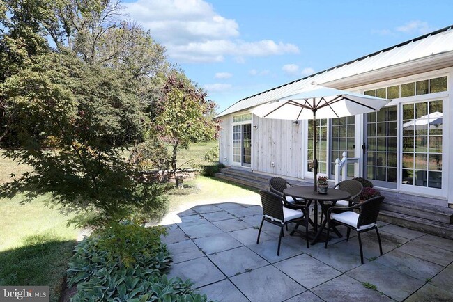 Building Photo - 375 Pineville Rd