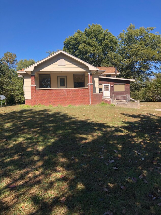 2106 Old East Main St, Marion, IL 62959 House Rental in Marion, IL