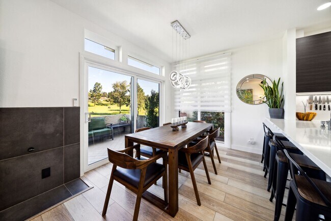 Foto del edificio - Beautifully renovated end-unit townhome