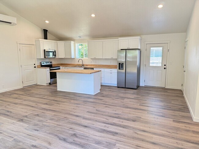 Foto del edificio - Updated 3-bedroom, 2 bath house in Eugene!