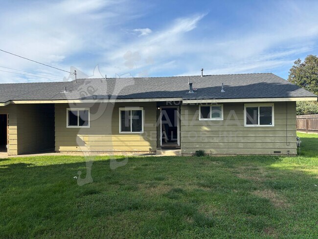 Foto del edificio - 2 Bedroom/1 bathroom home on large lot