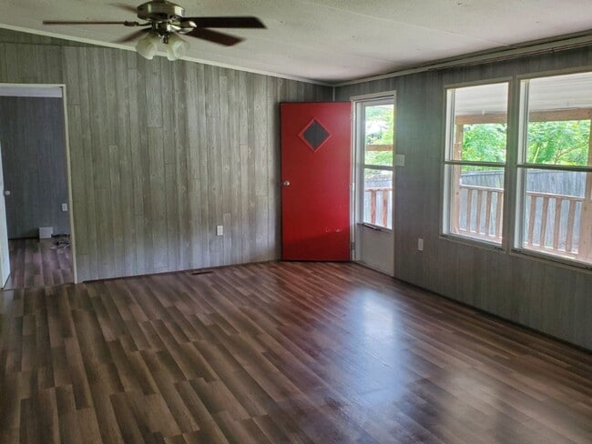 Building Photo - 3bd/2bath on 5 Acres located in Wartburg Tn