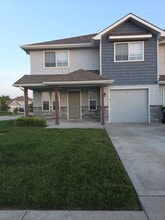 Building Photo - 100 SW Sunflower St