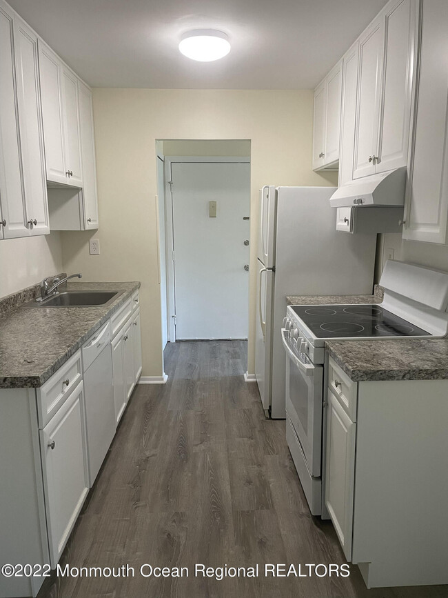 Building Photo - 82 Amberly Dr