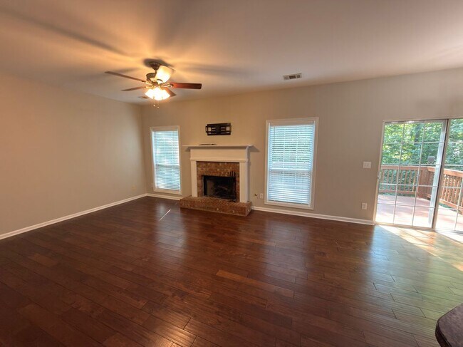 Building Photo - 5706 Amberside Ln NE
