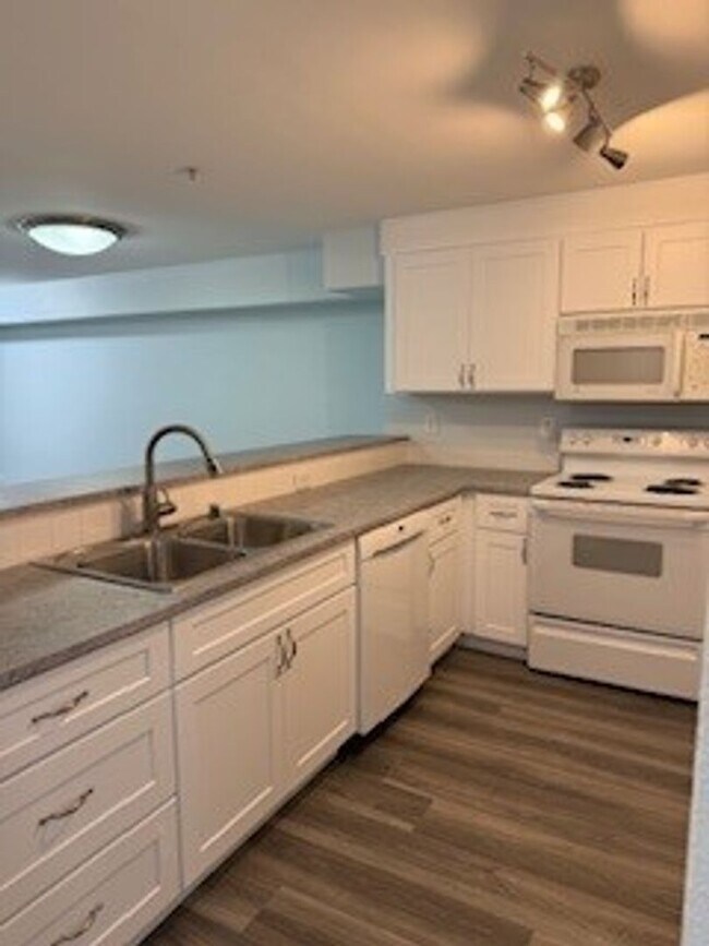 Foto del edificio - 2 bedroom 2 bath First Floor Condo w/attached garage $2298 per month.