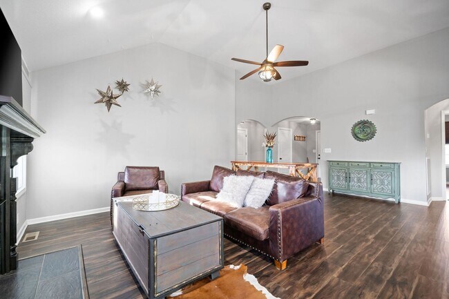 Building Photo - Country feel in the City.  Sharp 3 bed 2 bath.  Close to Fort Campbell.