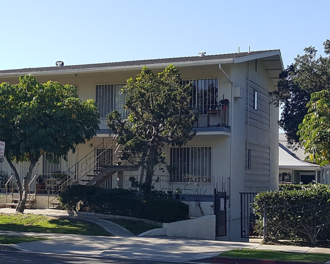 Building Photo - 402 Cypress Ave