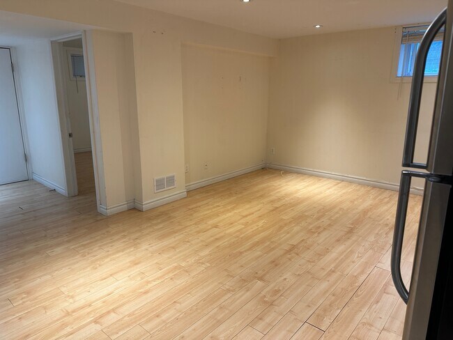 Photo du bâtiment - SPACIOUS 2-BEDROOM LEGAL BASEMENT APARTMEN...